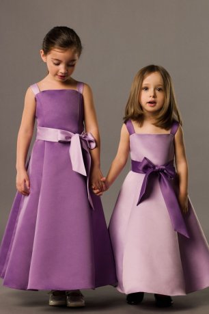 Цветочные девочки в атласных платьях