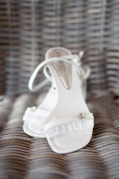 Туфли-босоножки невесты с маленьким декором