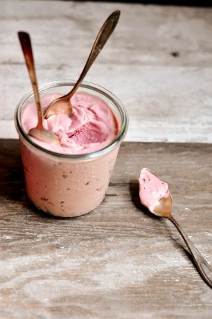 Сладости в банках на сладком столе