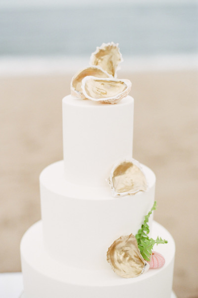 Свадебный торт, украшенный раковинами моллюсков