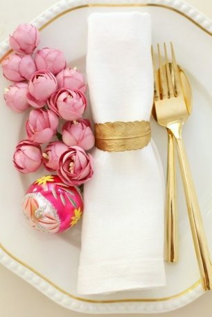 Насыщенная деталями сервировка стола