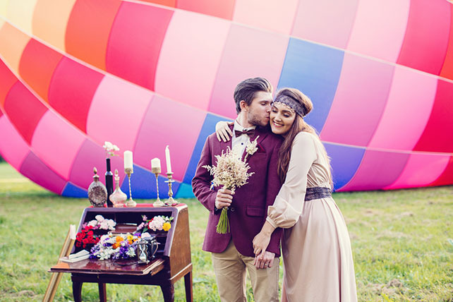Свадьба в стиле бохо с полётом на воздушном шаре, жених и невеста на фоне воздушного шара