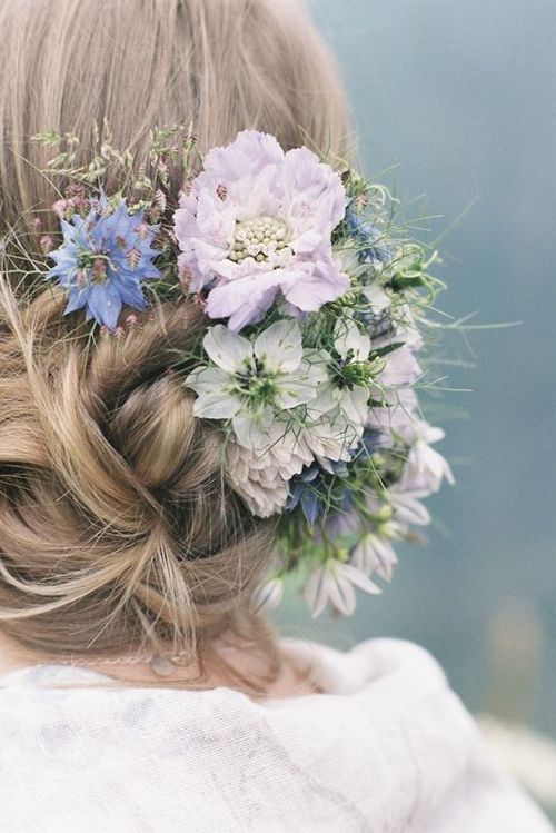 Украшение прически невесты полевыми цветами