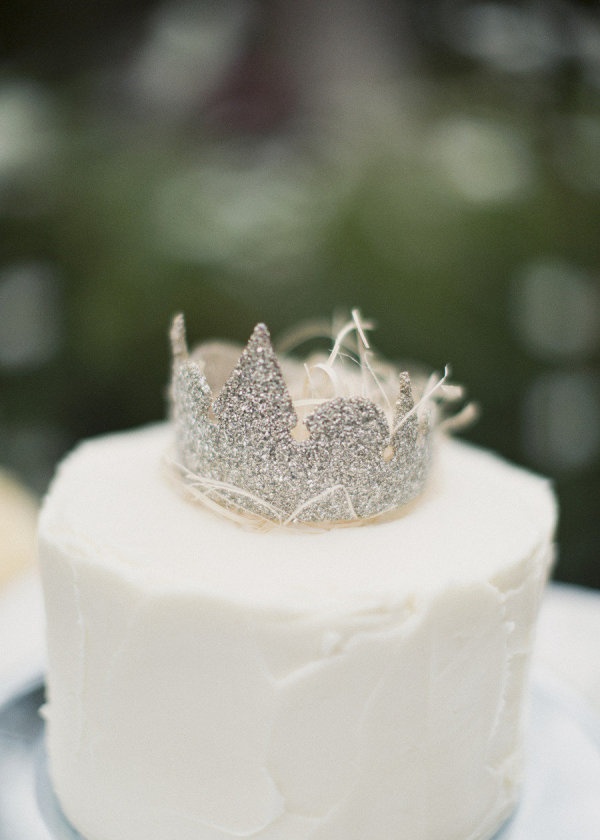 Свадебный торт, украшенный короной