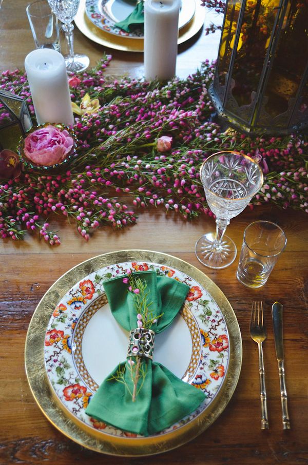 Сервировка стола: цветы в декоре