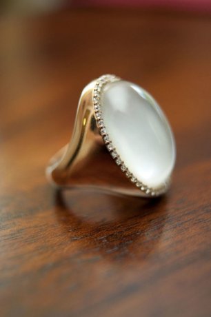 Кольцо с крупным камнем