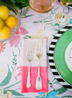 Двухцветная салфетка в сервировке