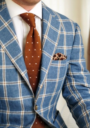 жених в цветном пиджаке в клетку