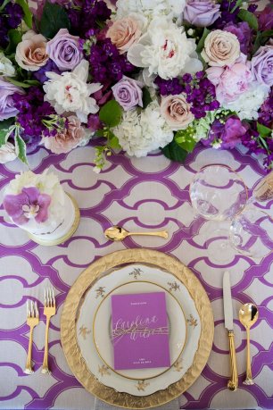 Однотонное оформление стола