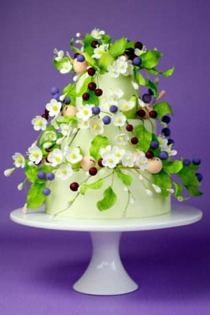 Свадебный торт с декором из мастики