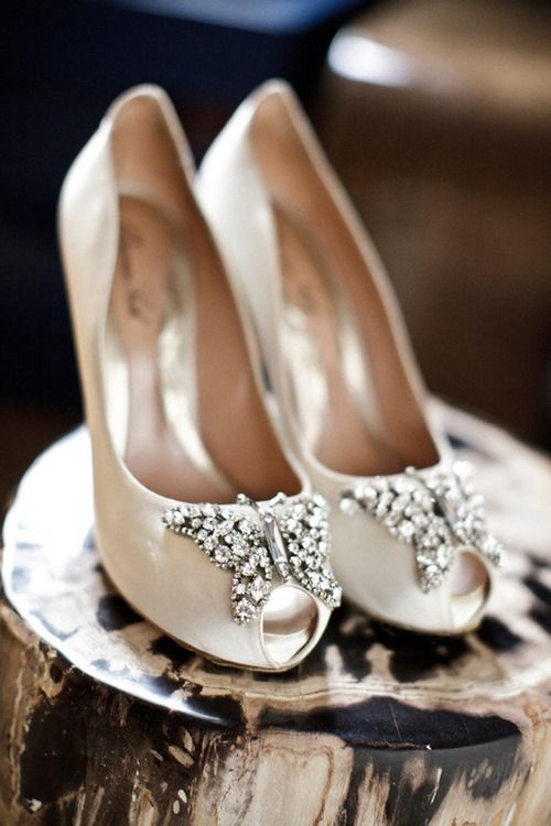 Туфли невесты с декором в виде бабочек из кристаллов
