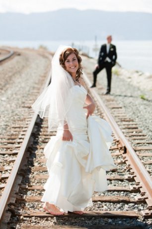 Фотосессия молодоженов на рельсах