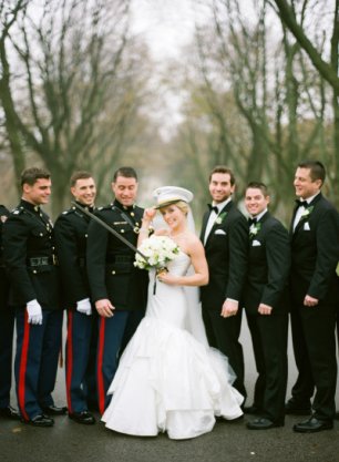 Невеста с друзьями жениха: военная тематика