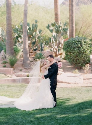 Фотосессия молодоженов в лесу