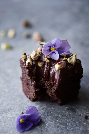 Пирожное, украшенное цветами