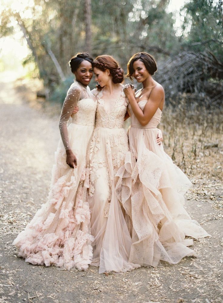 Подружки невесты в платьях в пол