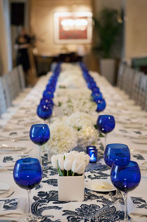 Оформление стола: синие бокалы