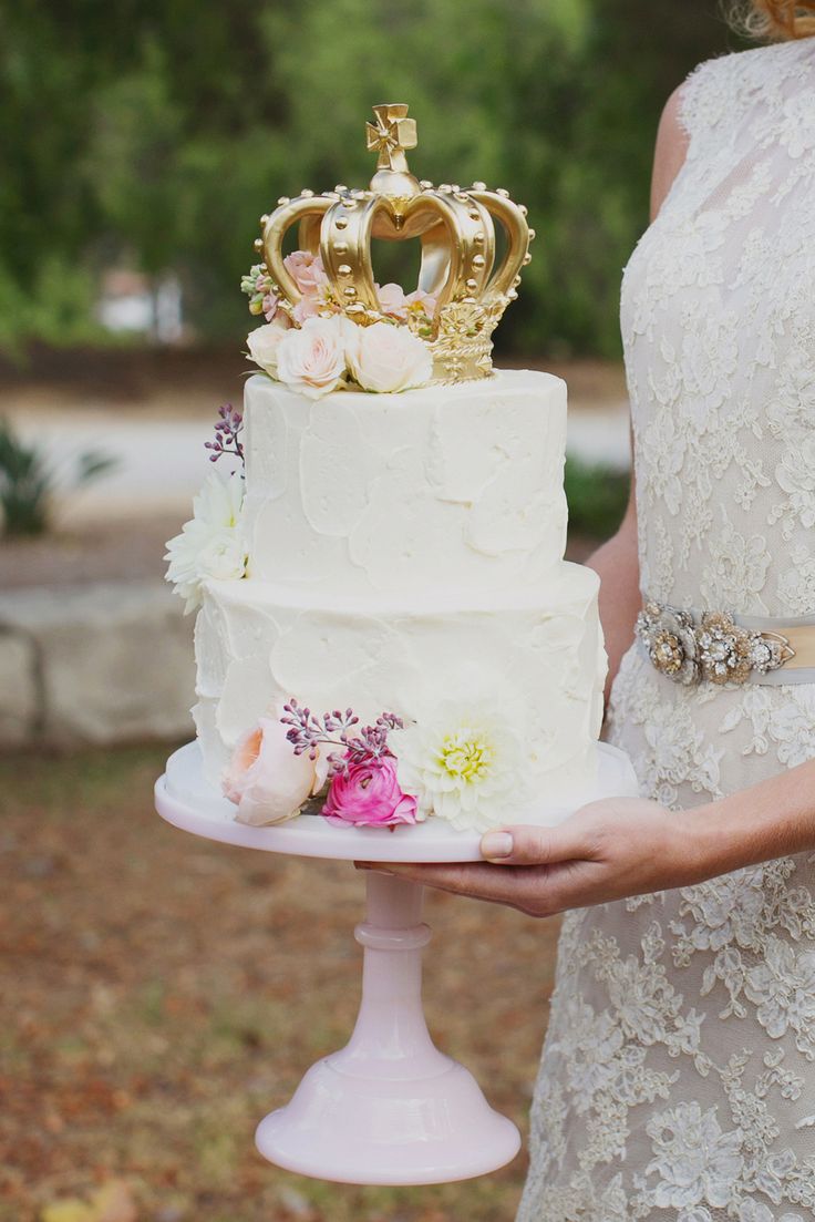 Свадебный торт, украшенный короной