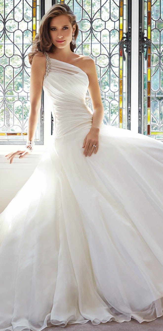 Платье невесты с асимметричной бретелью