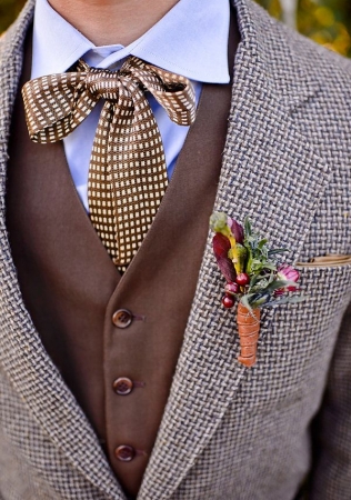 жених в костюме-тройке с бежевым жилетом и фактурным пиджаком