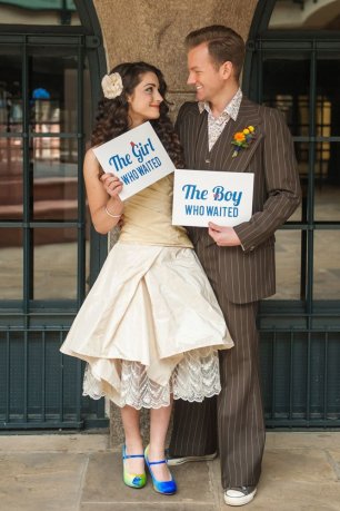 Молодожены с аксессуарами фотосессии