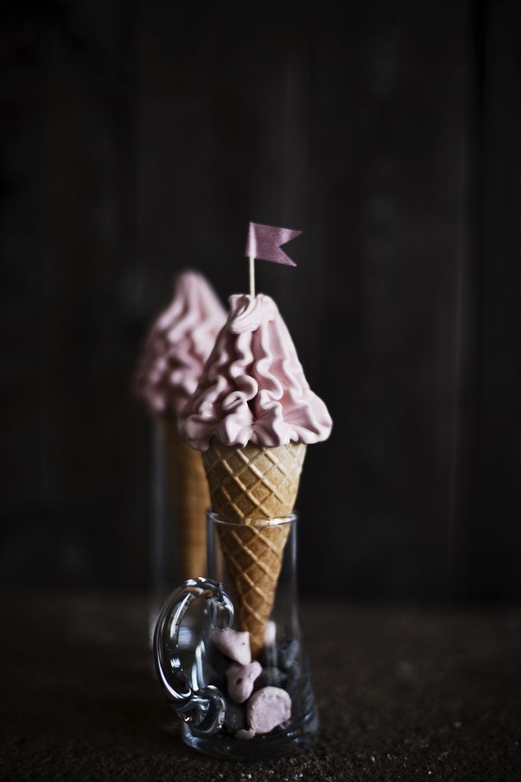 Мороженое с декором на сладком столе