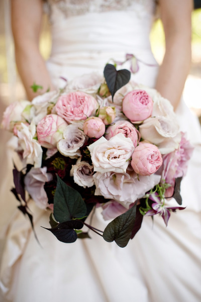 Букет невесты из роз и пионов