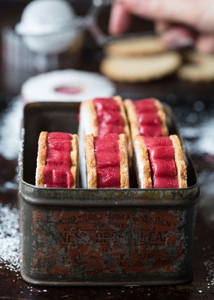 Пирожные в жестяной банке