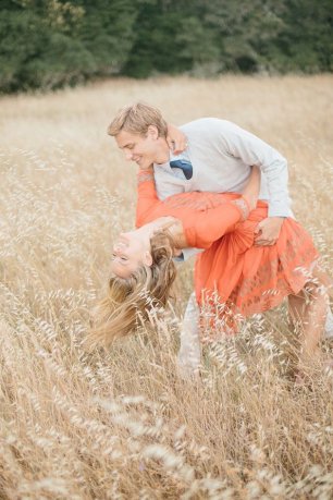 Фотосессия молодоженов в поле