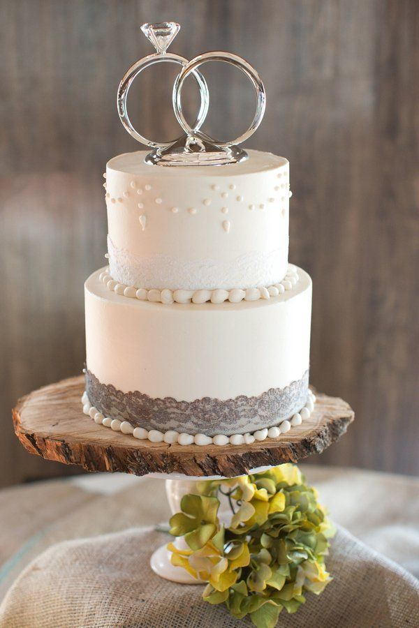 Свадебный торт с украшением в виде свадебных колец