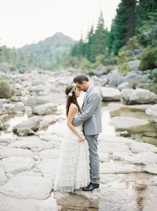 Фотосессия молодоженов у реки