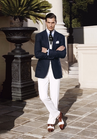 жених в костюме-тройке с белыми брюками и жилеткой и черным пиджаком