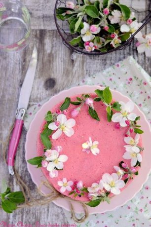 Свадебный торт, украшенный цветами