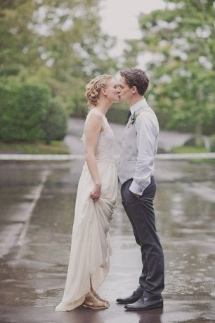 Фотосессия молодоженов под дождем