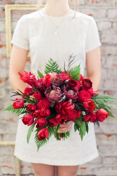 Букет невесты с тюльпанами, пионами и листьями папоротника