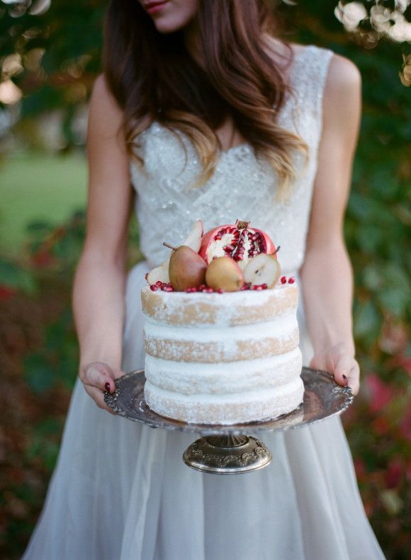 Свадебный торт, украшенный фруктами