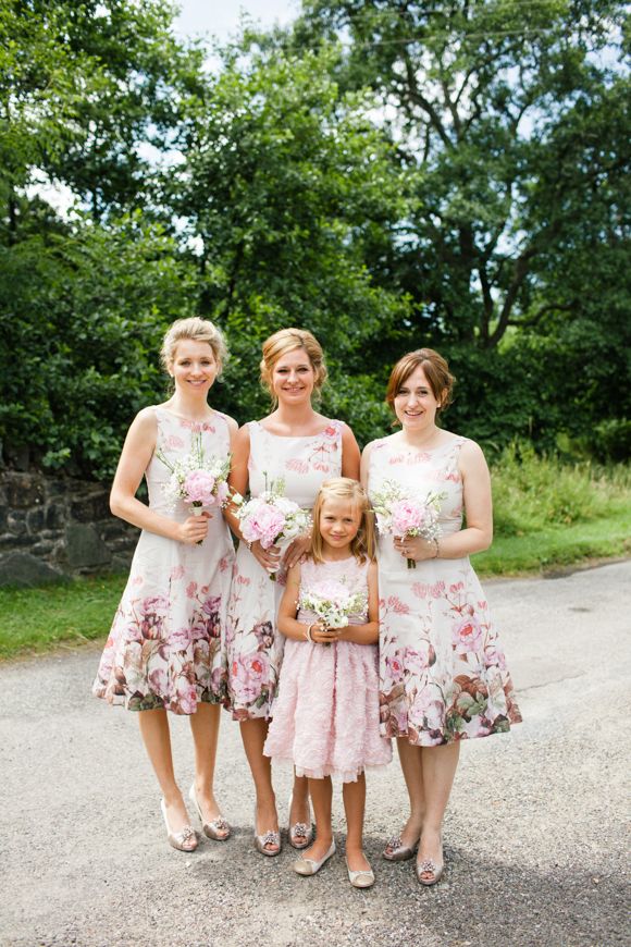 Подружки невесты в платьях с цветочным принтом