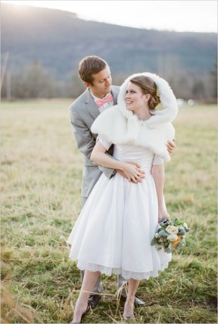 Фотосессия молодоженов в поле