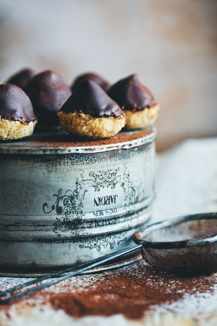 Печенья с шоколадом на сладком столе