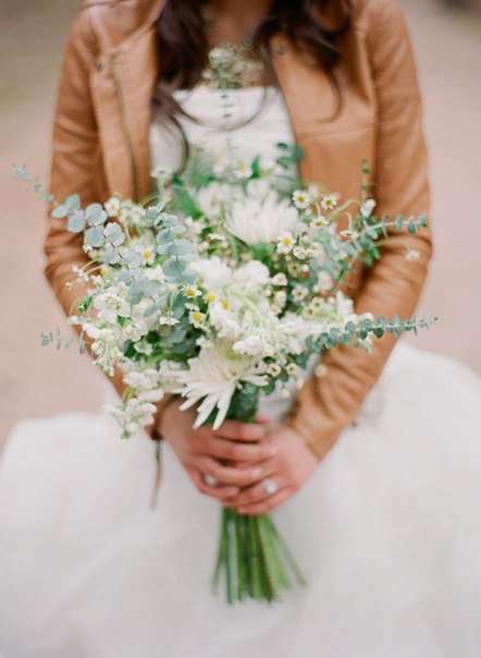 Букет невесты с листьями и цветами