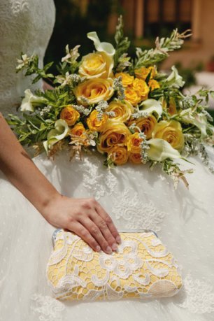 Клатч невесты под цветы в декоре