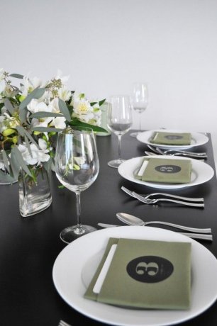 Строгое оформление стола