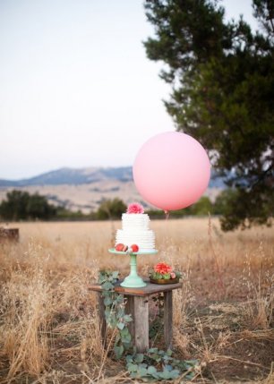 Свадебный торт в поле