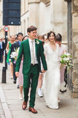 Прогулка молодоженов и гостей