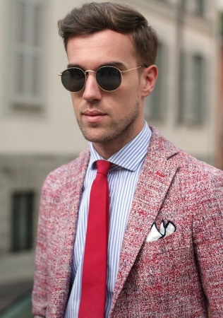 жених в фактурном розовом пиджаке