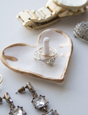 Кольца на керамической подставке