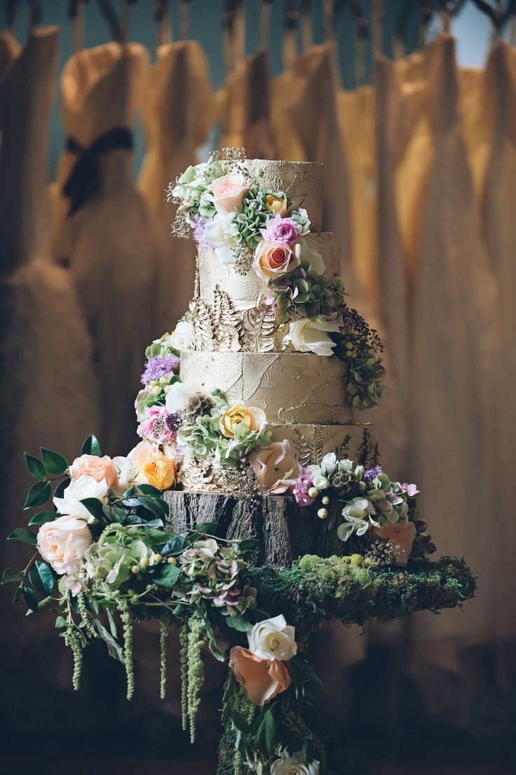 Шикарный свадебный торт с фактурой
