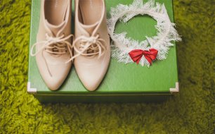 Осенняя свадьба, туфли и подвязка невесты