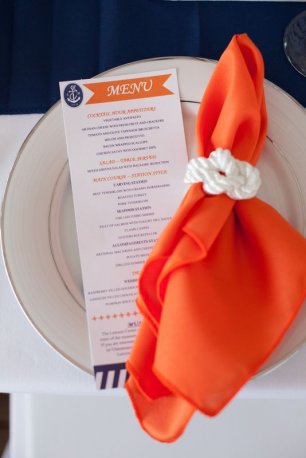 Сервировка стола: яркая салфетка