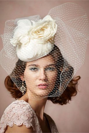 Замысловатый головной убор невесты